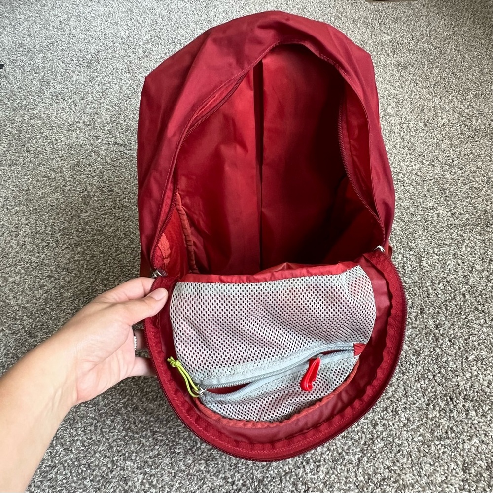 Osprey Jet 12 Youth Hiking Outdoor Camping Backpack Hydration Compatible Red - Picture 6 of 11